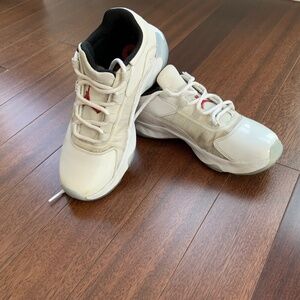 Nike air Jordan basketball white sneakers